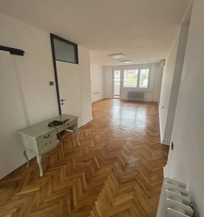 Izdavanje, poslovni prostor, 95m², Centar, Niš
