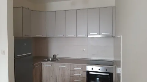 Moderna kuhinja sa ugradnim aparatima i svijetlim elementima. - image 7