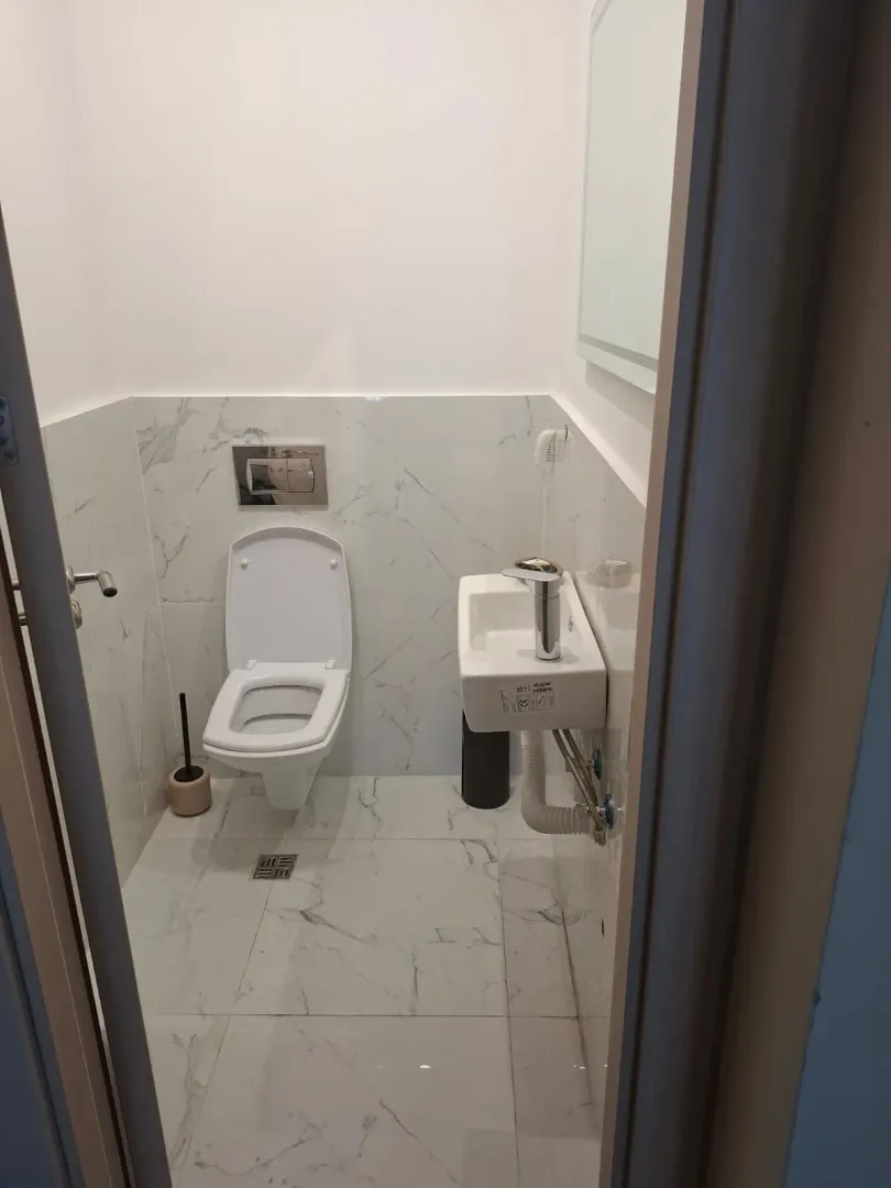 Manje kupatilo sa toaletom i umivaonikom.