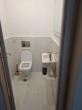 Manje kupatilo sa toaletom i umivaonikom. - image 8