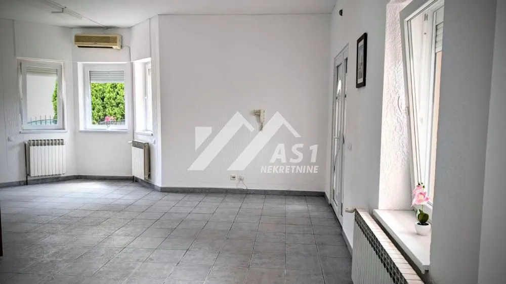 Izdavanje, kuća, 215m², Salajka, Novi Sad Sve Podlokacije