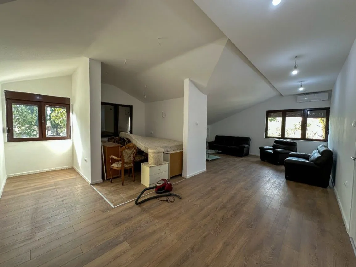 Prodaja, kuća, 343m², Obala Morače, Podgorica