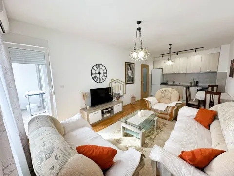 Izdavanje, dvosoban stan, 66m², Stari Aerodrom, Podgorica - image 1