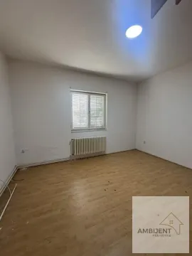 Prazna soba sa drvenim podom, prozorom i radijatorom. - image 7
