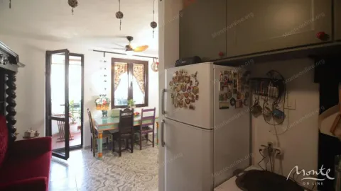 Kuhinja sa frižiderom i trpezarijskim stolom pored prozora. - image 13