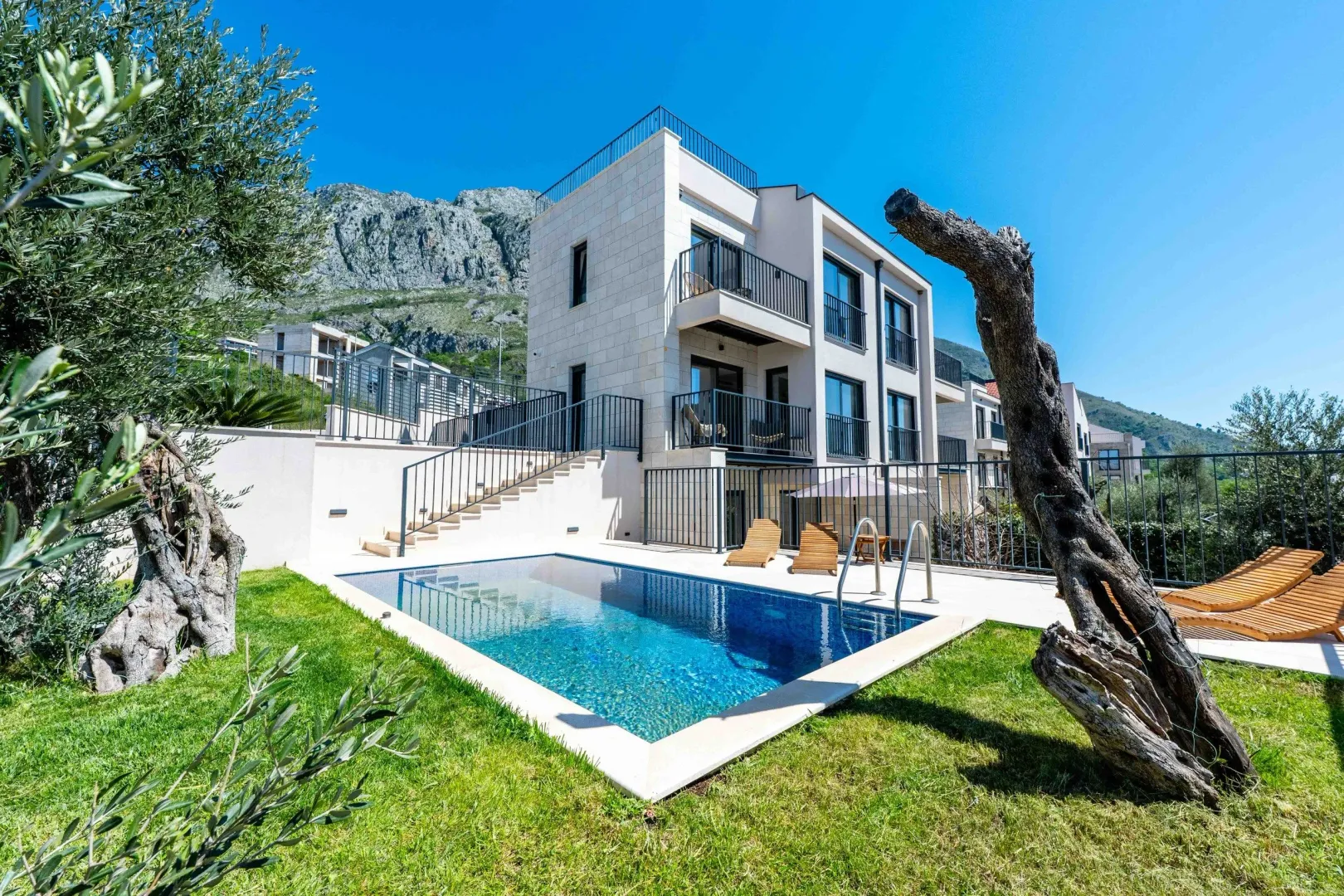 Izdavanje, kuća, 141m², Blizikuće, Budva