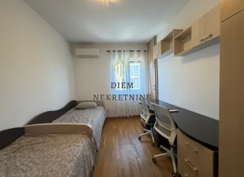 Dječija soba sa dva kreveta i radnim stolovima. - image 11