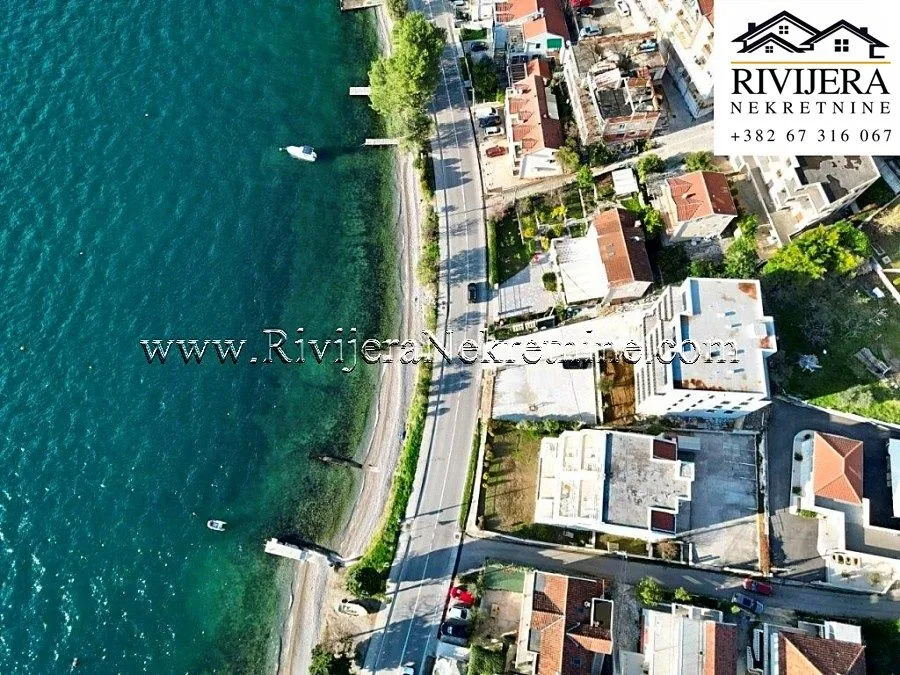 Pogled iz vazduha na priobalno područje sa putem i objektima.