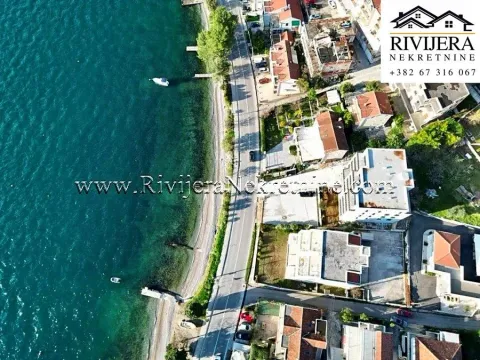 Pogled iz vazduha na priobalno područje sa putem i objektima. - image 6