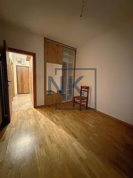 Manja soba sa drvenim podom, ugradnim plakarom i stolicom. - image 5