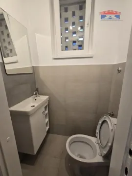 Manje kupatilo sa umivaonikom, ogledalom i toaletom. - image 12