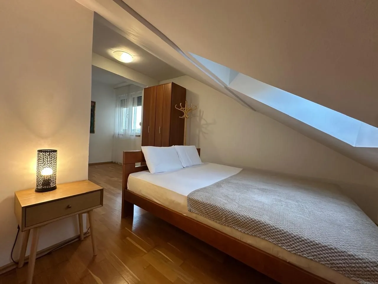 Izdavanje, dvosoban stan, 82m², Centar, Tivat