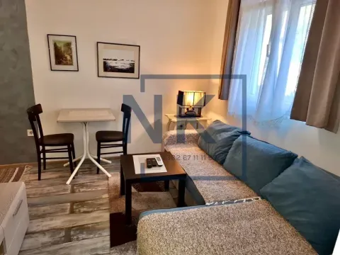 Dnevna soba sa garniturom za sjedenje, stočićem i trpezarijskim stolom sa stolicama. - image 5