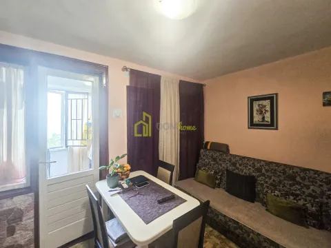 Dnevni boravak sa garniturom za sjedenje i trpezarijskim stolom, sa izlazom na balkon. - image 2