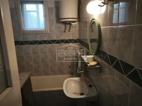 Kupatilo sa pločicama, kadom, umivaonikom i bojlerom. - image 5