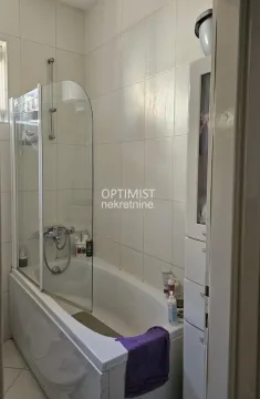 Manje kupatilo sa kadom i staklenom pregradom. - image 16
