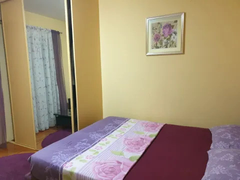 Jednostavna spavaća soba sa bračnim krevetom i ormarom sa ogledalom. - image 6