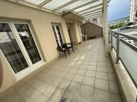 Izdavanje, dvosoban stan, 80m², City Kvart, Podgorica - image 13