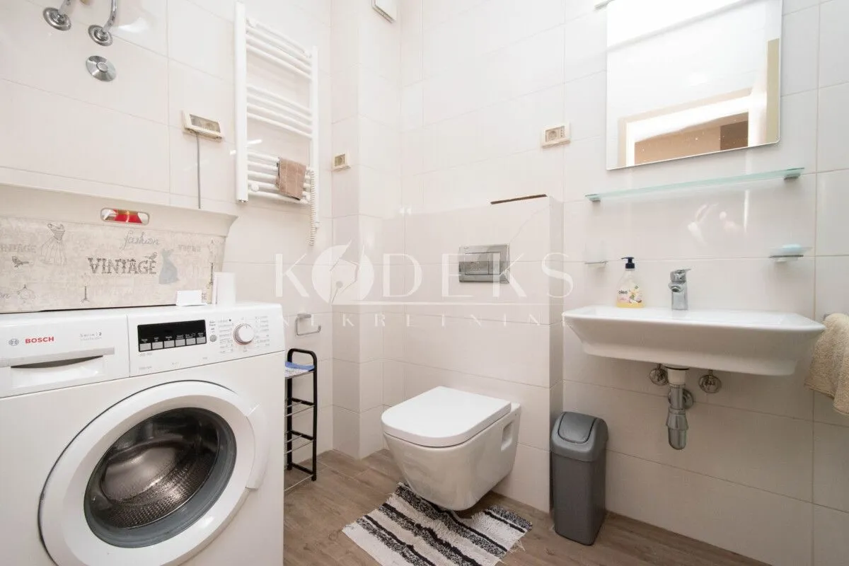 Bathroom equipped with sanitary ware and a washing machine.
