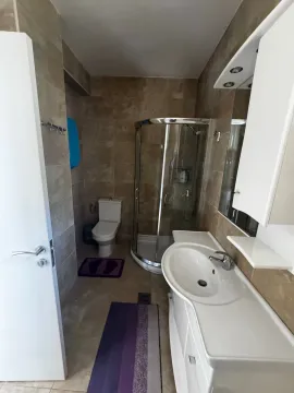 Manje kupatilo sa tuš kabinom, umivaonikom i toaletom. - image 7