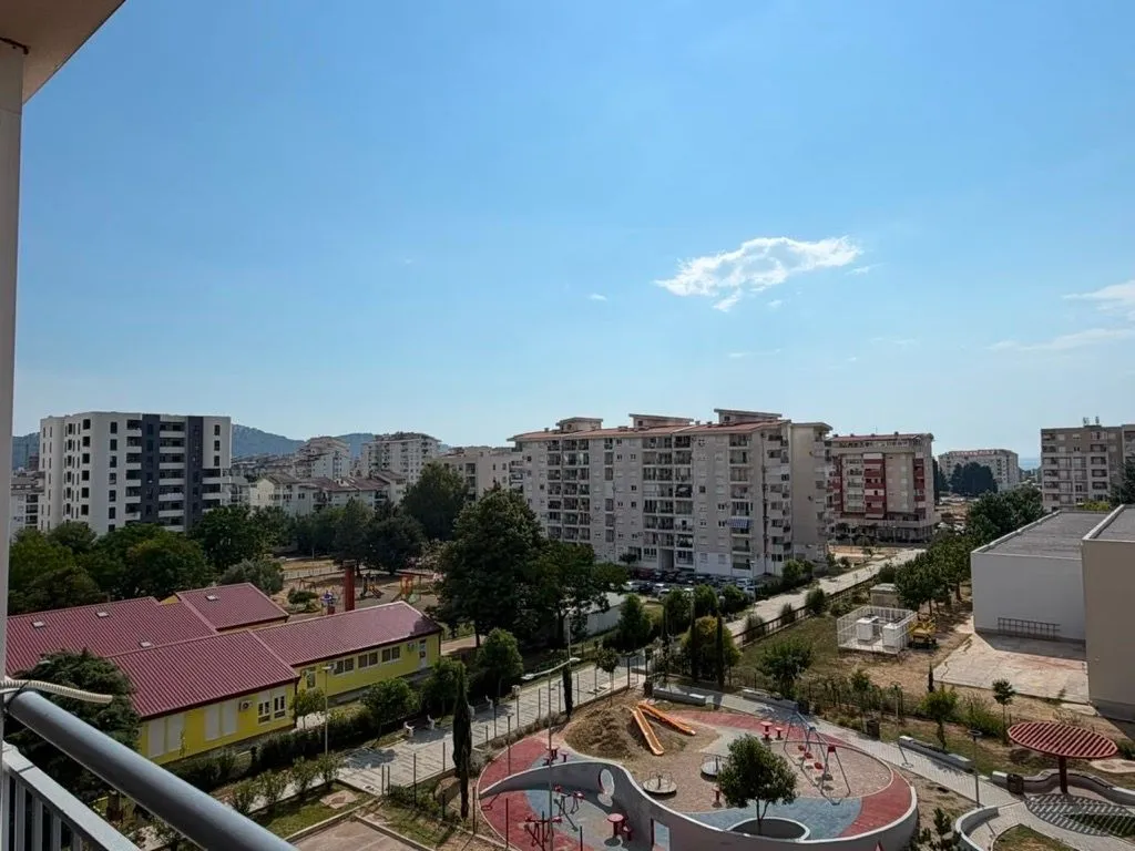 Pogled sa terase na gradsko naselje i igralište.