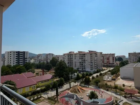 Pogled sa terase na gradsko naselje i igralište. - image 2