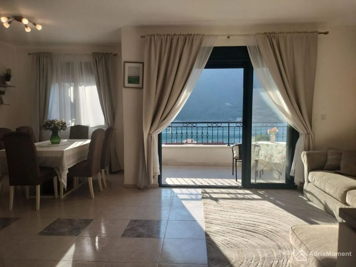 Prodaja, dvosoban stan, 75m², Dobrota, Kotor