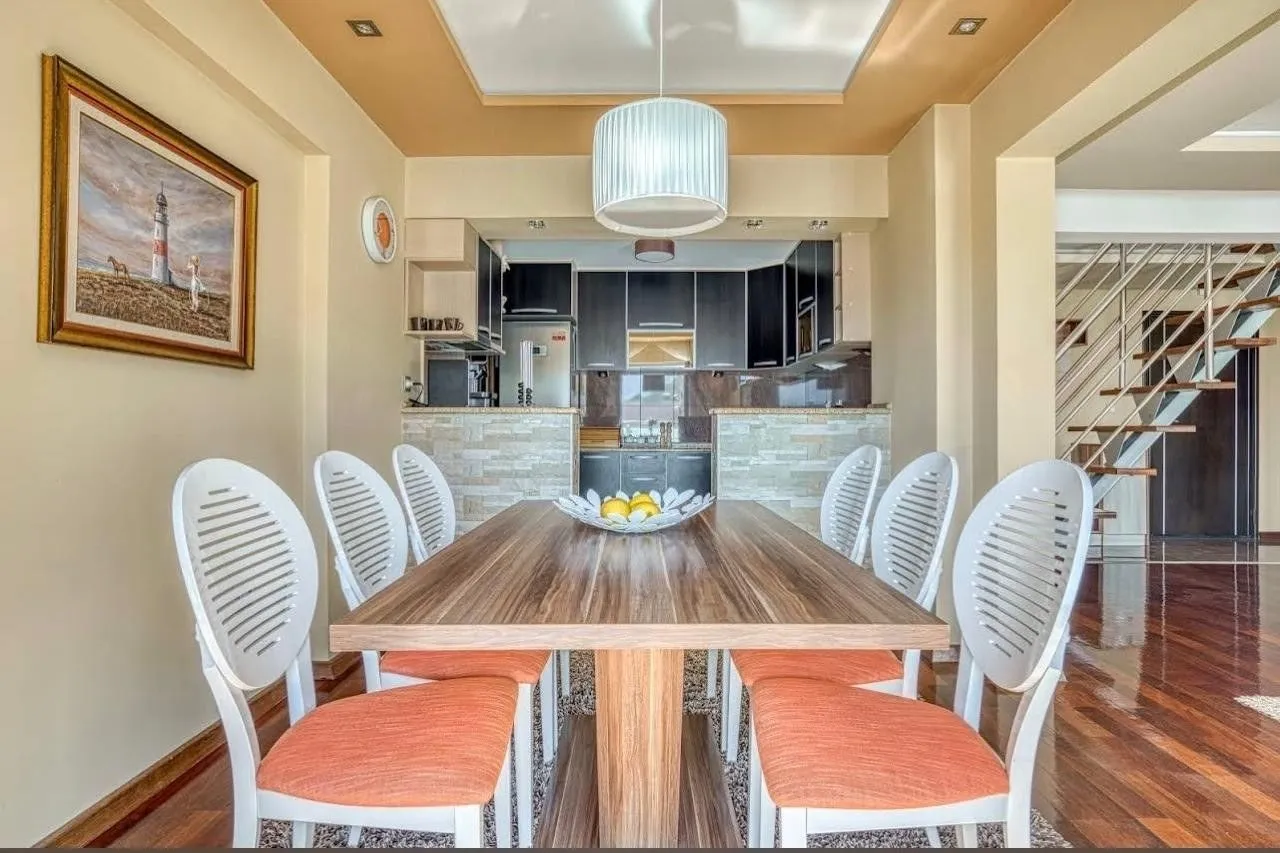 Prodaja, četvorosoban stan, 188m², Budva, Crna Gora