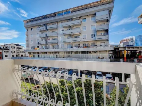 Rent, two bedroom apartment, 75m², Tivat, Crna Gora - image 8