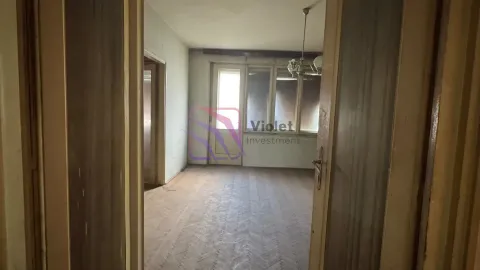 Pogled iz hodnika na praznu prostoriju sa parketom i prozorima. - image 5