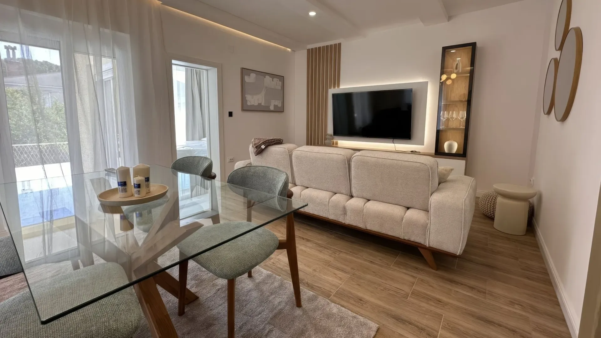 Izdavanje, dvosoban stan, 89m², Zelenika, Herceg Novi