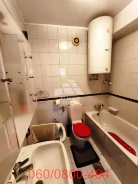 Manje kupatilo sa kadom, wc šoljom, bideom i bojlerom na zidu. - image 14