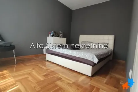 Spavaća soba sa bračnim krevetom, komodom i sivim zidovima. - image 10