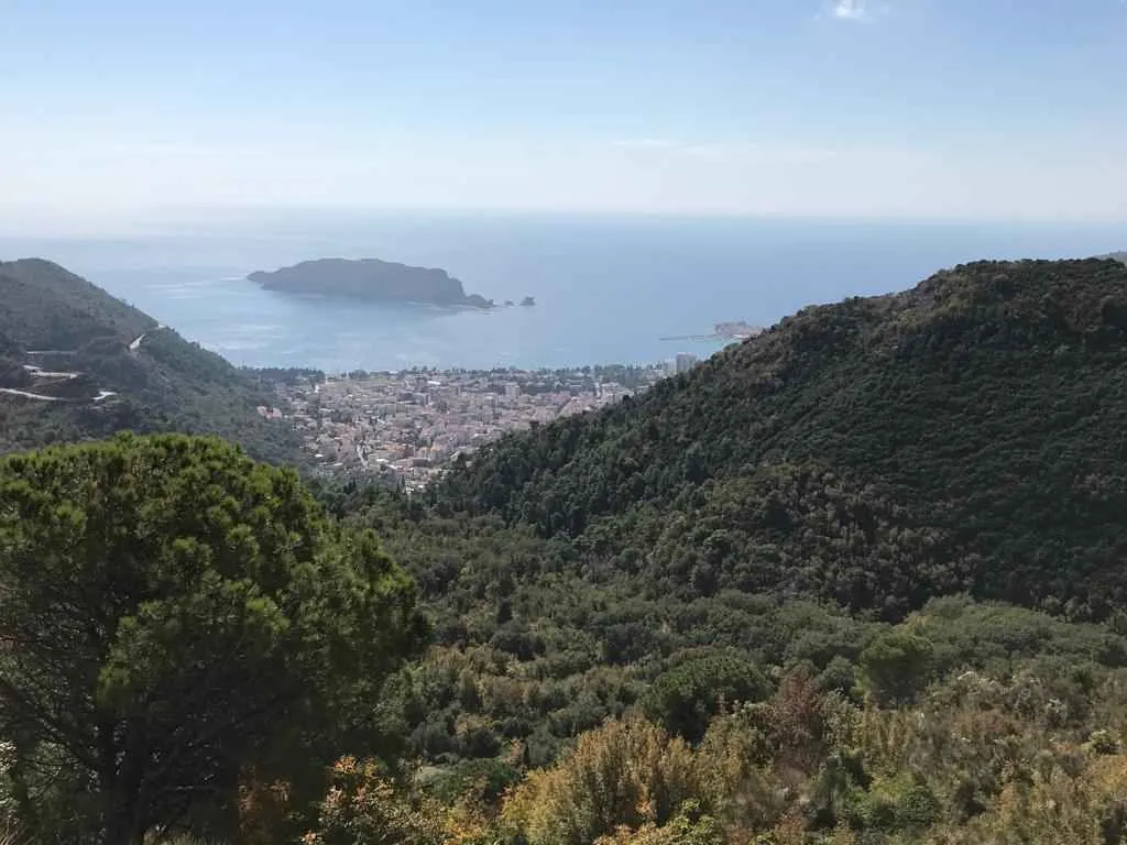Panoramski pogled sa brda prema moru i gradu u daljini.
