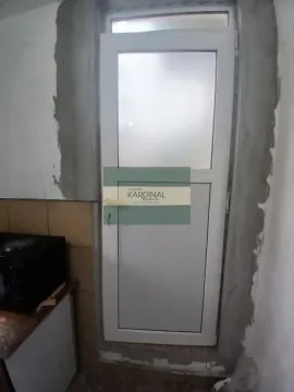 Bela PVC vrata sa mat staklom u zatvorenom prostoru. - image 16