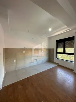 Prazna kuhinja sa pripremljenim instalacijama i keramičkim pločicama na zidu. - image 2