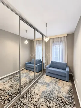 Manja soba sa plakarom sa ogledalom i plavom foteljom. - image 10