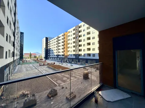 Pogled sa balkona na dvorište i okolne stambene zgrade. - image 12