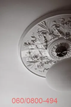 Detalj dekorativne gipsane rozete na plafonu sa visećom lampom. - image 7