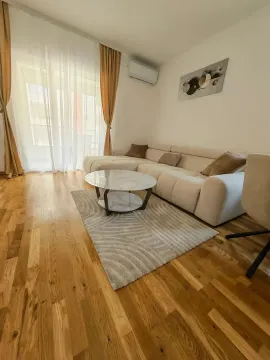 Dnevna soba sa ugaonom garniturom, stočićem i izlazom na terasu. - image 8