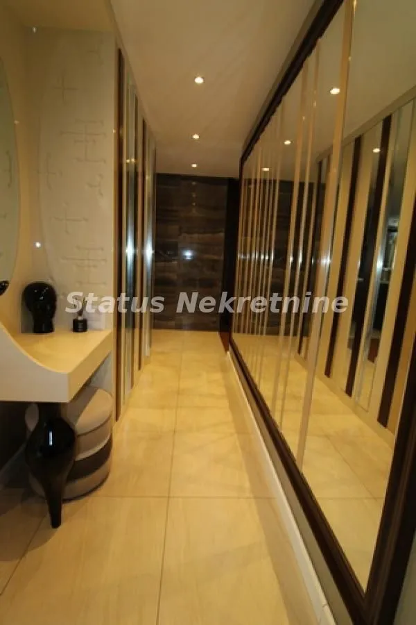 Prodaja, četvorosoban stan, 113m², Centar, Novi Sad