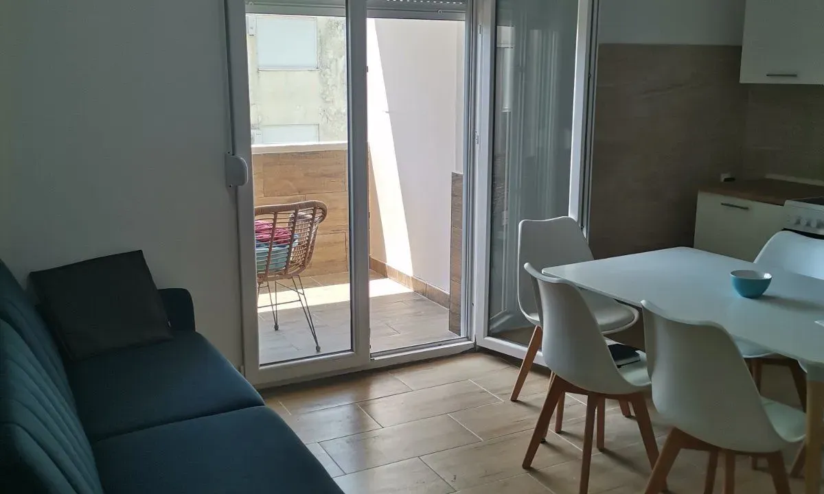 Izdavanje, dvosoban stan, 50m², Centar, Budva