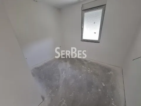Prazna neuređena prostorija sa jednim prozorićem. - image 10