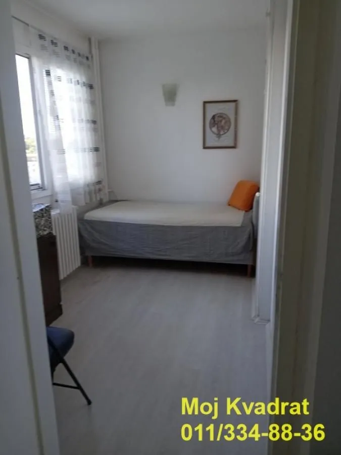 Smaller bedroom with a bed and a window.