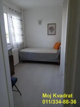 Smaller bedroom with a bed and a window. - image 4