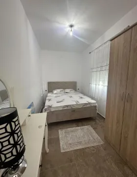 Manja spavaća soba sa bračnim krevetom, garderoberom i komodom sa ogledalom. - image 8