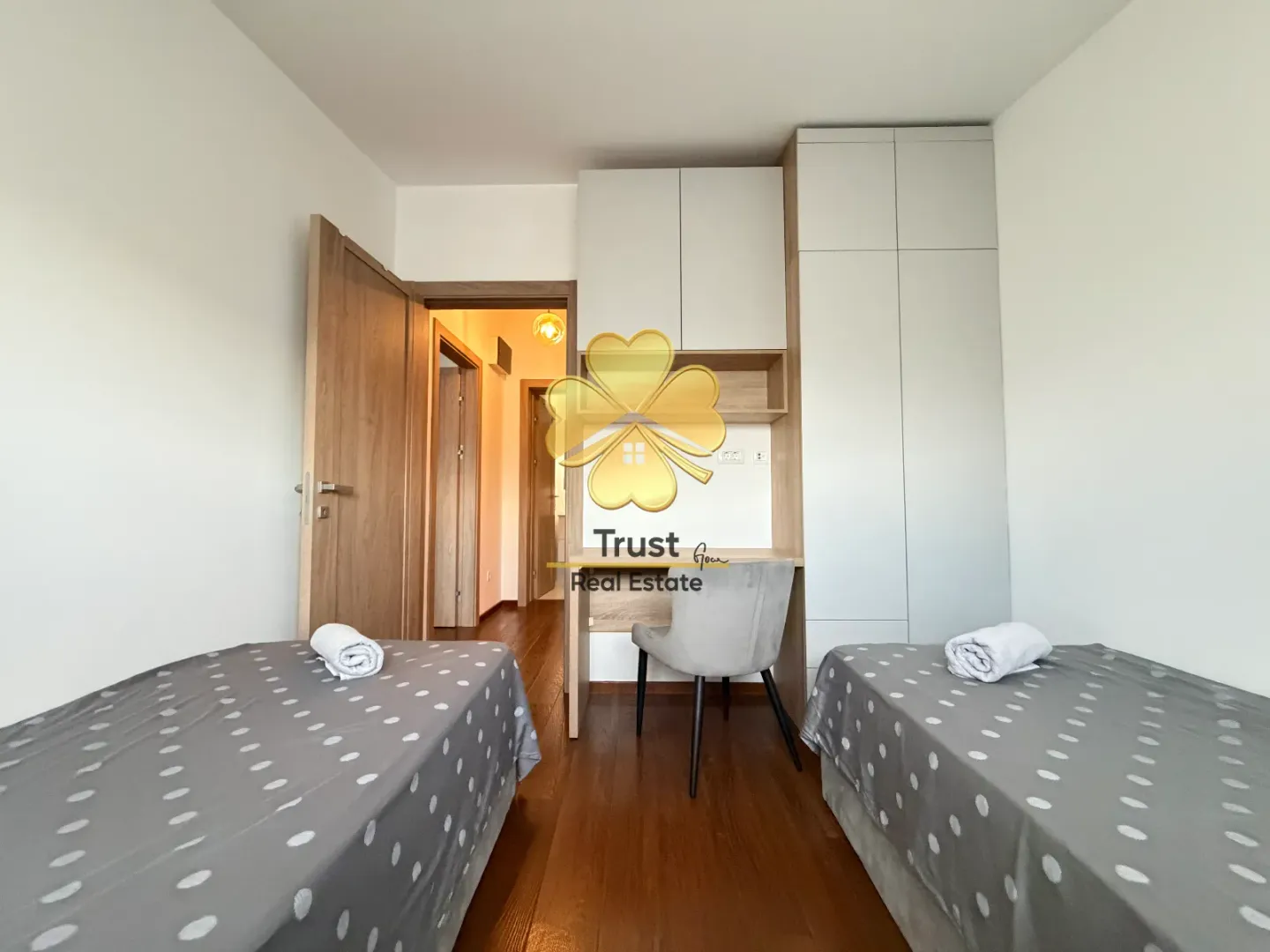 Bedroom with two single beds and a built-in wardrobe.