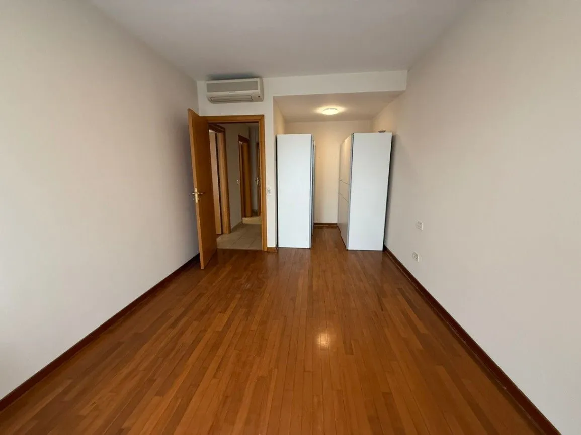 Izdavanje, četvorosoban stan, 200m², Gorica C, Podgorica