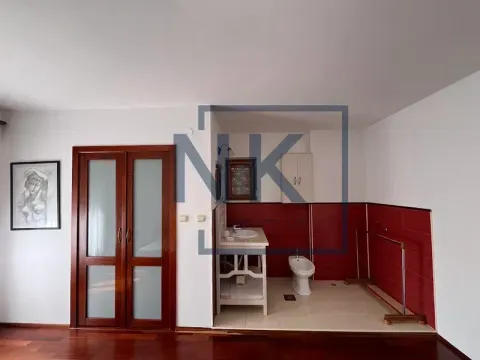 Kupatilo sa lavaboom, bideom i drvenim kliznim vratima. - image 18