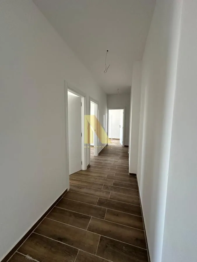 Prodaja, četvorosoban stan, 88m², Centar, Inđija